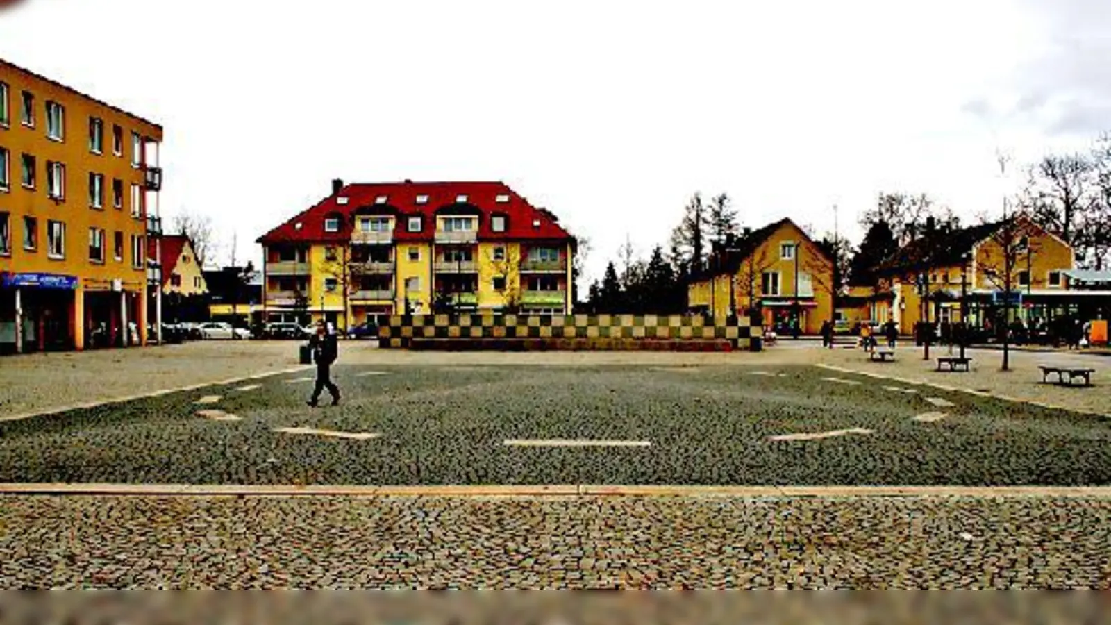 Der Walter-Sedlmayr-Platz: Anwohner hatten im vergangenen Jahr gefordert, die Steinwüste in einen großen Parkplatz umzufunktionieren. 	 (Foto: ws)