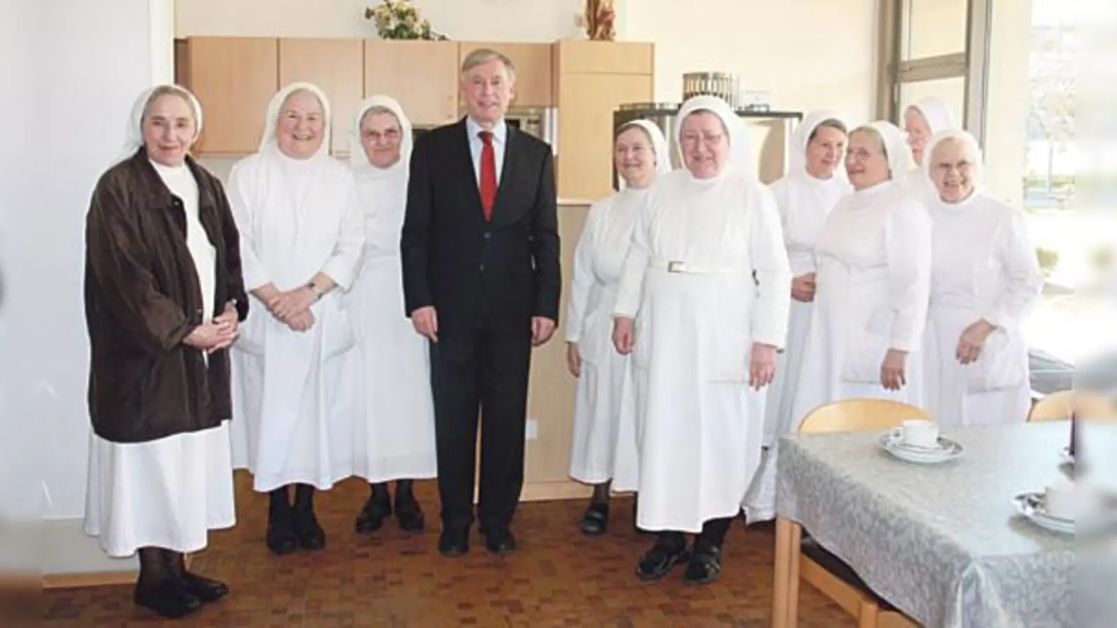 Bei seinem Rundgang sprach Altbundespräsident Horst Köhler auch mit einigen Schwestern des Alten- und Pflegeheims St. Michael.  (Foto: privat)