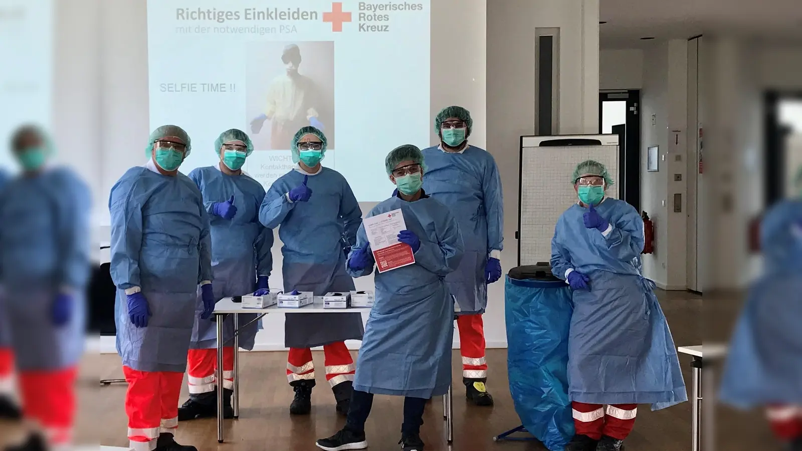 Helfer des BRK werden im richtigen Umgang mit Schutzkleidung ausgebildet. Hierbei wird ressourcensparend Übungsmaterial wiederverwendet. (Foto: BRK)