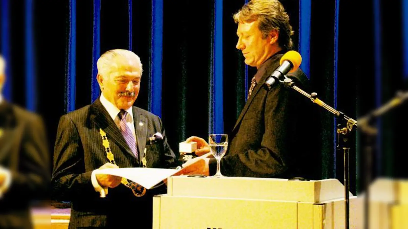 Den goldenen Ehrenring für besonders herausragende Verdienste um die Stadt Unterschleißheim erhielt Erster Bürgermeister Rolf Zeitler aus der Hand des zweiten Bürgermeisters, Theodor Pregler.	 (Foto: Privat)