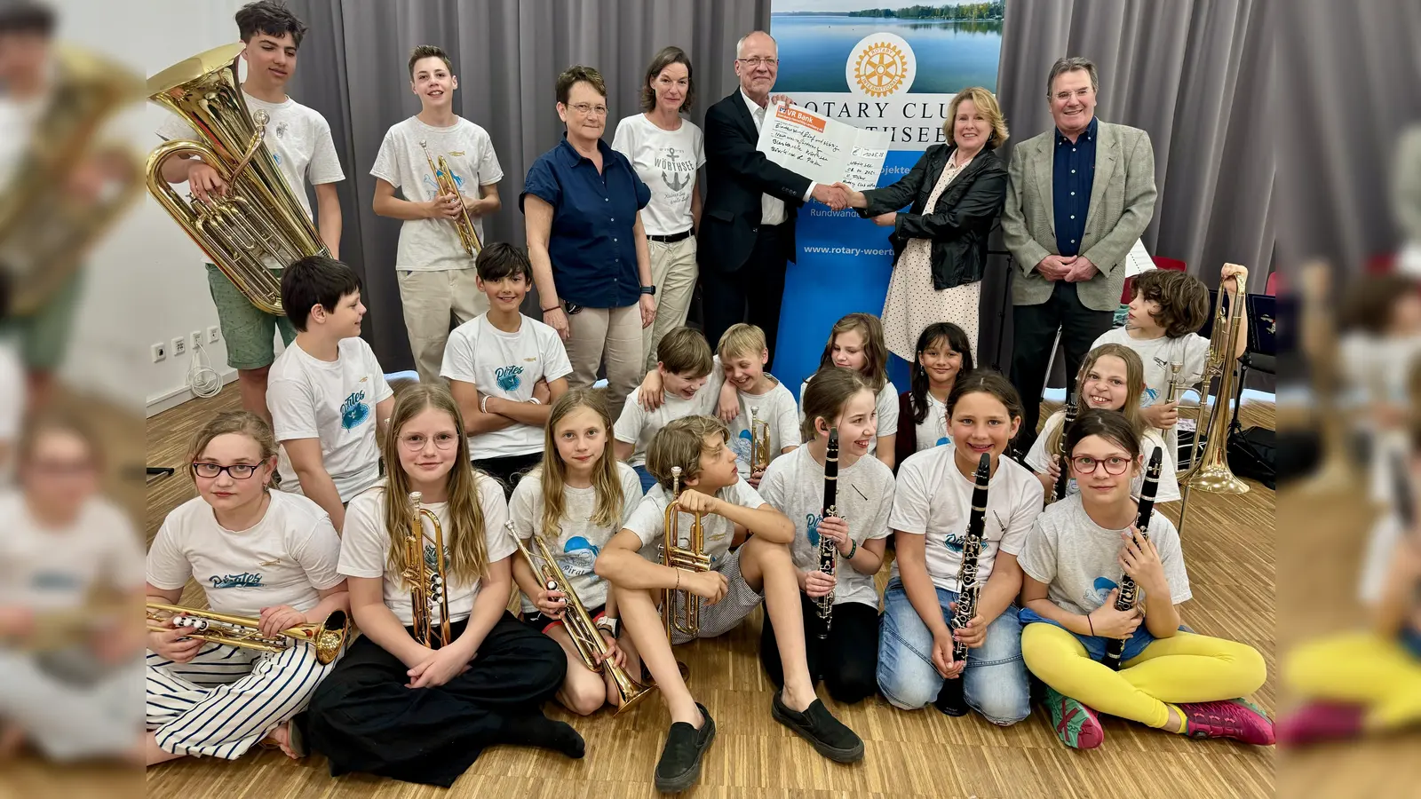 Bei der Spendenübergabe freuten sich die jungen Musiker sowie (von links): Manuela Wack (Leiterin Bläserklassen und Piraten), Elke Höllrich (Vorstandsmitglied die Jugendarbeit der Blaskapelle Wörthsee), Konrad Gritschneder (1. Vorsitzender Blaskapelle Wörthsee), Kerstin Flötner (Präsidentin Rotary Club Wörthsee) sowie Rolf Weber (musikalischer Leiter Blaskapelle Wörthsee). (Foto: Maren Martell)