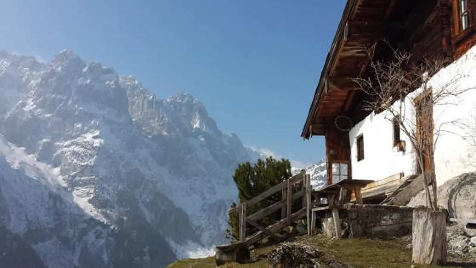 Aug in Aug mit berühmten Kletterbergen: Die Vordere Ranggenalm vor der schneebedeckten, imposanten Kaiserkulisse. 	 (Foto: Stefan Dohl)