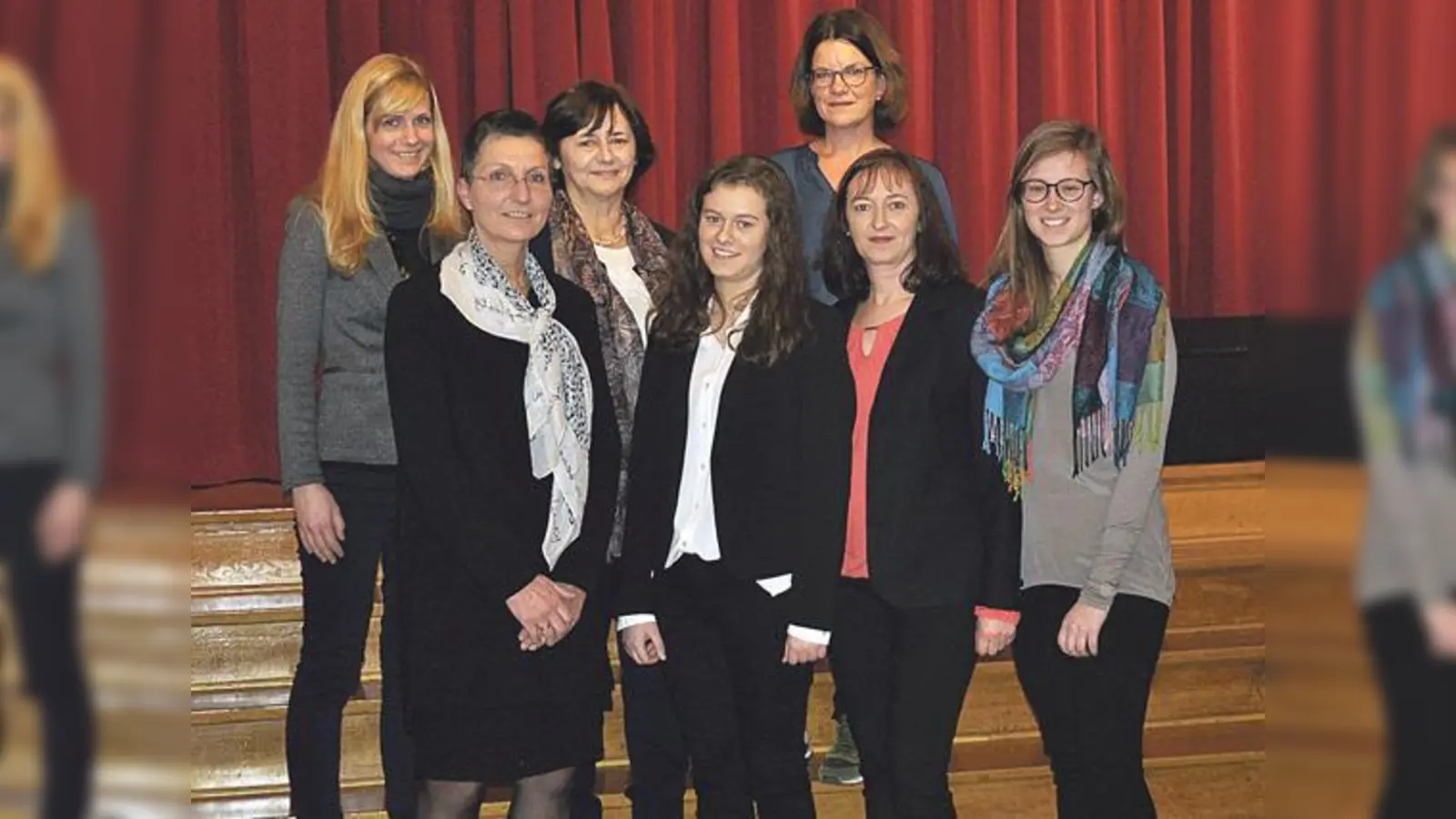 Für hervorragende Leistungen in Französisch geehrt: Sarah Schmidt-Zaslawski (vorne Mitte) von der Erzbischöflichen  Maria-Ward-Mädchenrealschule Berg am Laim.	 (Foto: Schule)