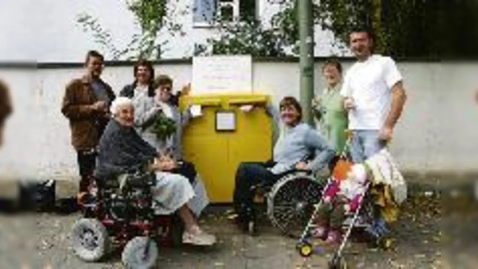 Der Briefkasten ist wieder da  das ist doch eine kleine Feier wert! Mechthilde Löffelmann (li. am Briefkasten), Helmut Hörfurtner, Heike Klatt (beide vom ASZ, li. hinten) und einige Moosacher freuen sich darüber.  (Foto: cr)