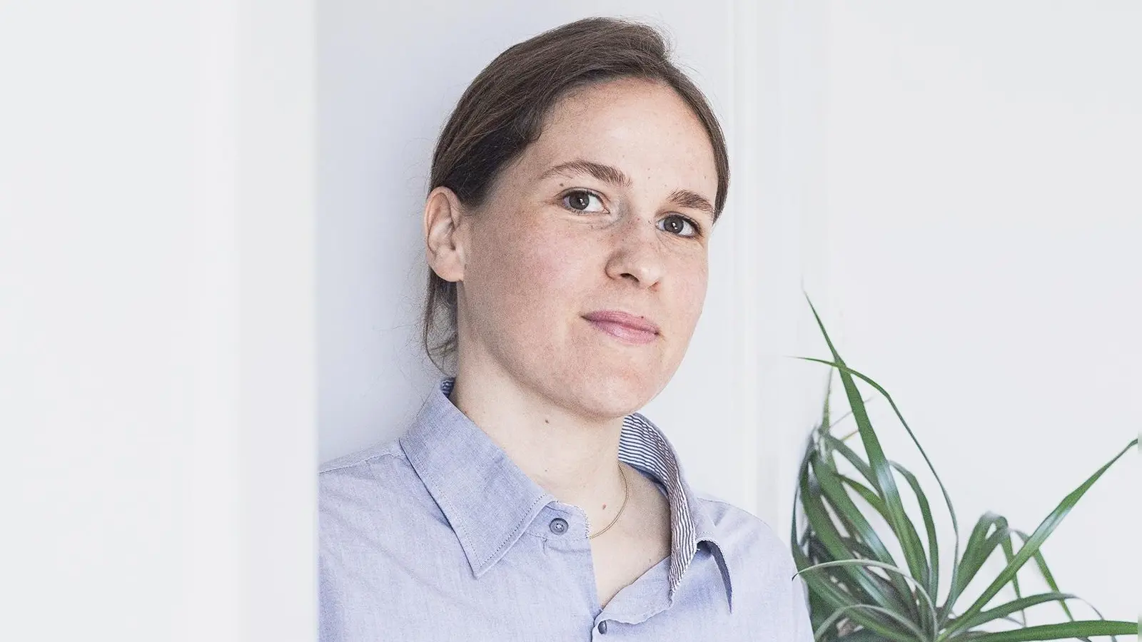 Zu Gast in der Monacensia: Mit dem Debüt der Schweizer Autorin Lorena Simmel reisen die Zuhörenden ins fiktiv-realistische „Ferymont“. (Foto: Nane Diehl)