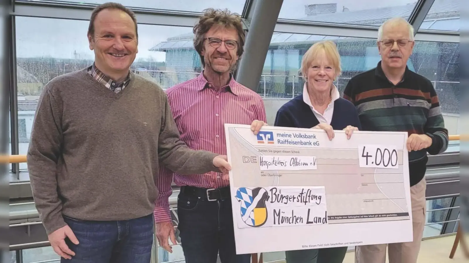 Lothar Lauterbach und Thomas Klement von der Bürgerstiftung München Land übergaben an Ursula Mayer und Gerhard Juse vom Hospizkreis einen großzügigen Spendenscheck.  (Foto: Hospizkreis)