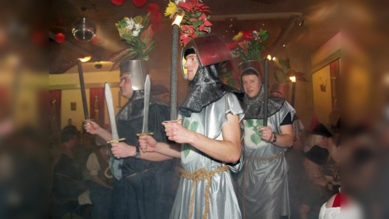 „Bewaffnet“ mit Rauchfackel und Schwert zogen „Die ersten Ritter von Aubing“ in den Saal ein. (Foto: Eva Schraft)