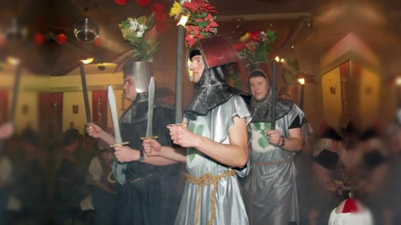„Bewaffnet“ mit Rauchfackel und Schwert zogen „Die ersten Ritter von Aubing“ in den Saal ein. (Foto: Eva Schraft)