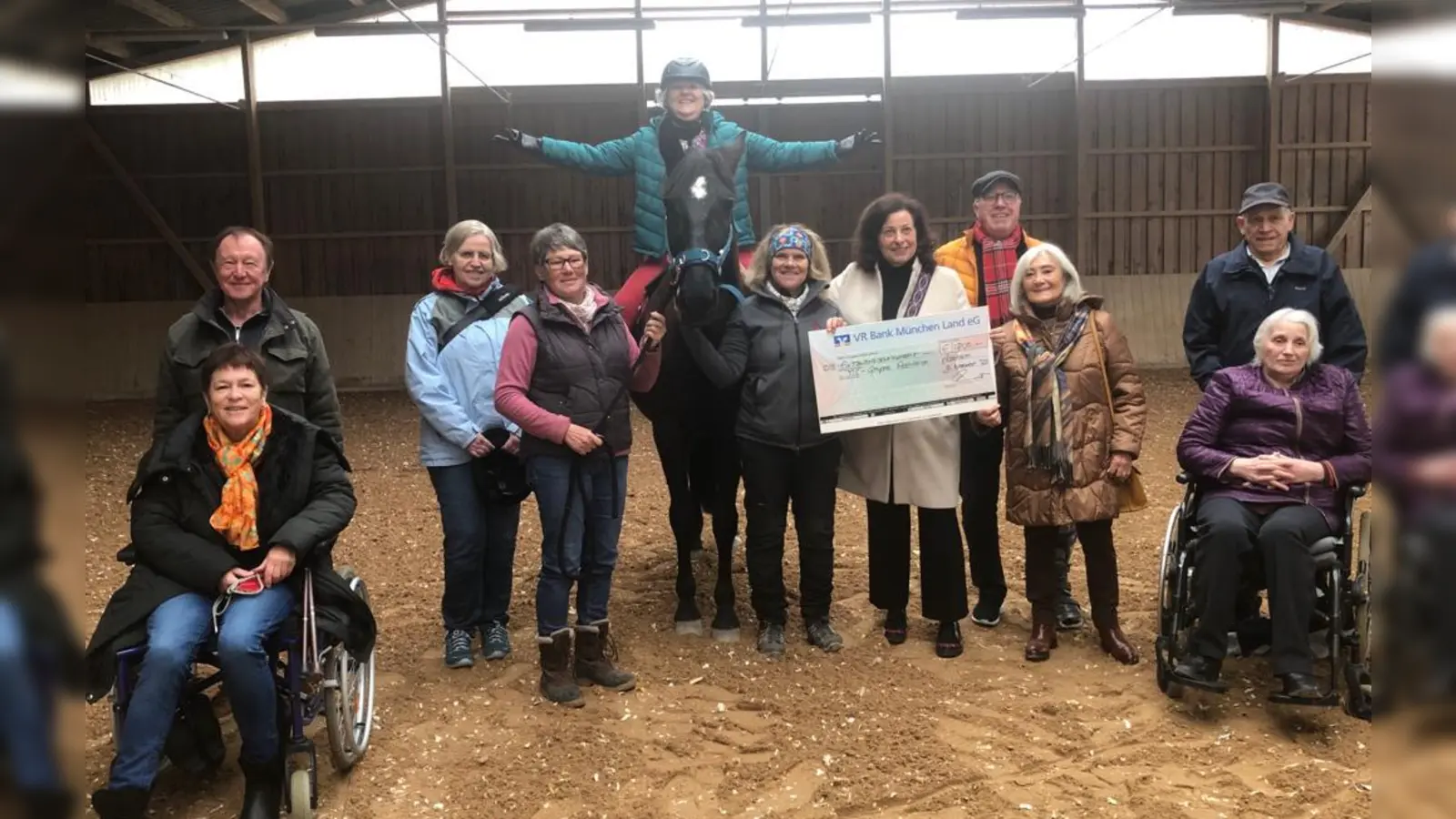 Mitglieder des Lionsclubs Aschheim und der MS-Gruppe Aschheim. In der Mitte mit Scheck: Gaby Ammon, Präsidentin des Lionsclubs. Rechts daneben: Manfred Schachermayr, Vizepräsident des Lionsclubs und Rosina Duft, Vorsitzende der MS-Gruppe Aschheim. (Foto: Lionsclub Aschheim)