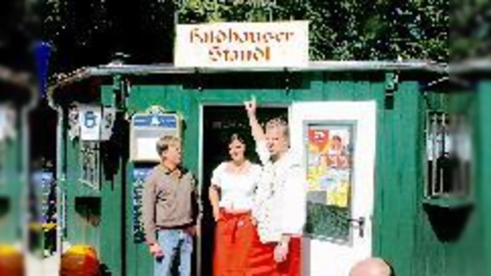 Die Mühe hat sich  (Foto: Thomas Köster (Mitte) und das Ehepaar Waldherr freuen sich über das wiedererstandene »Milchhäusl«.)