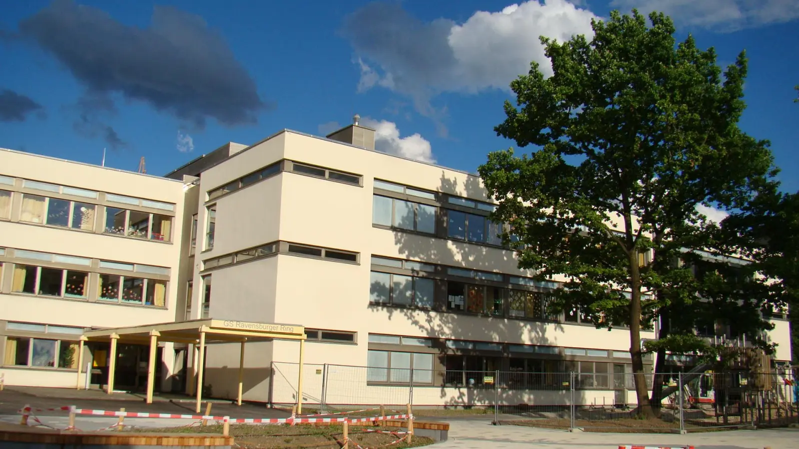 Weil der Umbau der Grundschule am Ravensburger Ring wegen Corona nicht gefeiert werden konnte, stellt sie sich jetzt im Film vor. (Foto: pst)