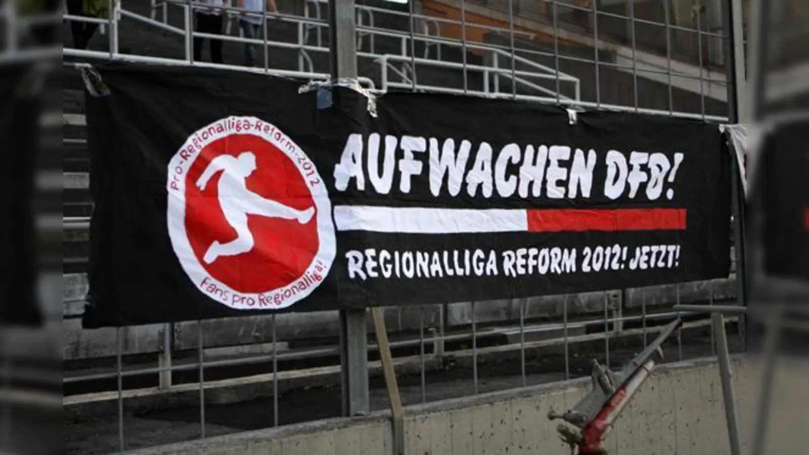 Protesttransparent der Initiative Pro Regionalliga-Reform 2012.  (Foto: A. Wild)