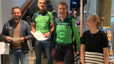 Auf der Siegertreppe standen v.l.n.r.: Florian Zaun, Peter Scherrer und Markus Lörner. Im Namen der Gemeinde gratulierte Sanna Wassenberg. (Foto: Gem. Sauerlach)
