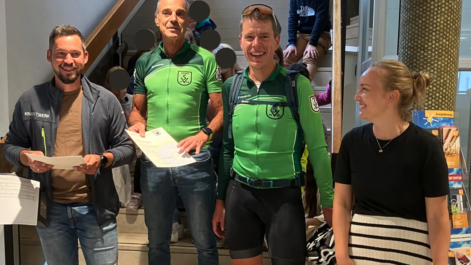 Auf der Siegertreppe standen v.l.n.r.: Florian Zaun, Peter Scherrer und Markus Lörner. Im Namen der Gemeinde gratulierte Sanna Wassenberg. (Foto: Gem. Sauerlach)