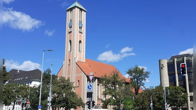 Die Markuskirche mit ihren zwei Instrumenten wird zum außergewöhnlichen Klangerlebnisraum des Orgelsommer-Abschlusskonzerts. (Foto: mha)