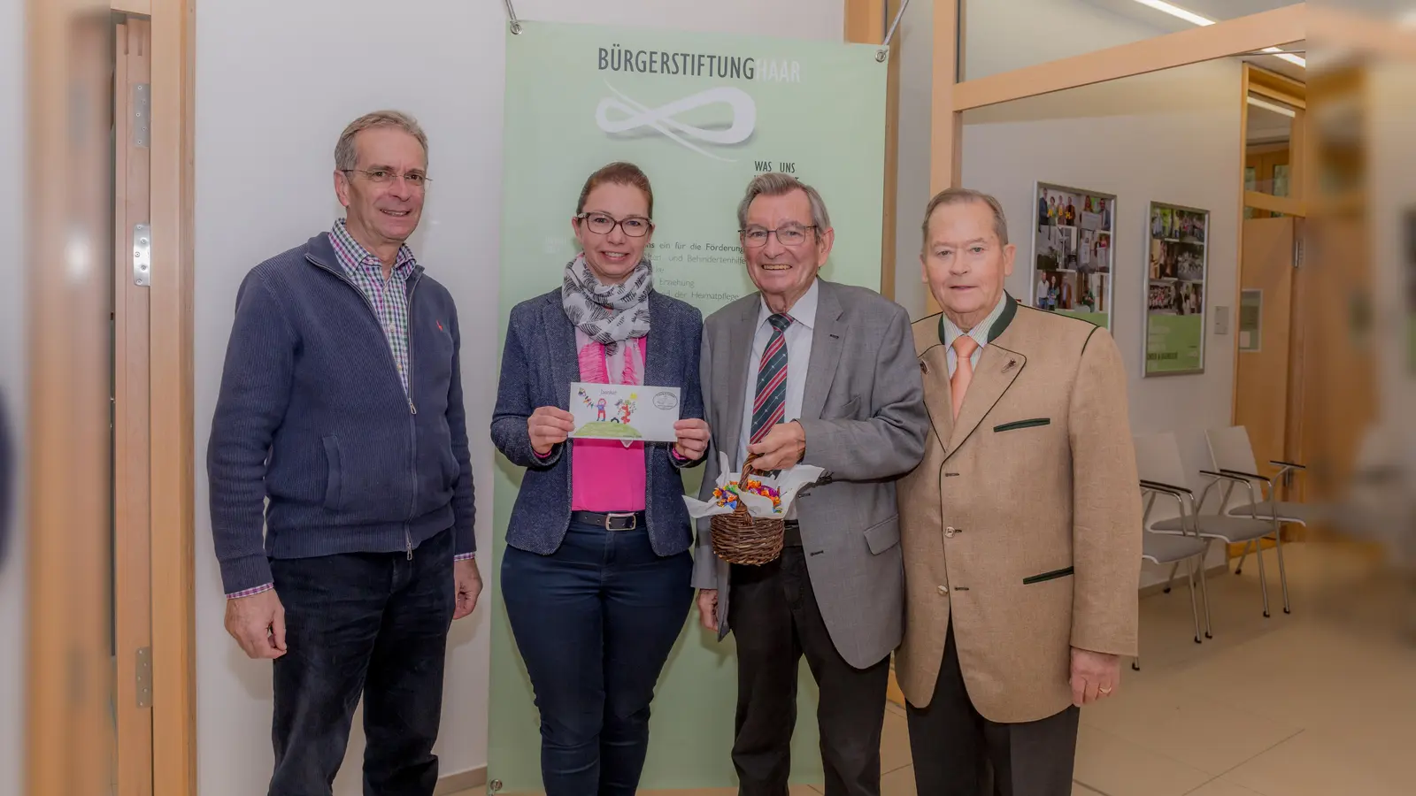 Von links: Alfred Feicht (Vorstand Bürgerstiftung Haar), Elisabeth Andolschek (2. Vorsitzende Freunde und Förderer Konrad-Grundschule), Jürgen Partenheimer (Vorstandsvorsitzender Bürgerstiftung Haar) und Wolfgang Weber (Geschäftsführer Bürgerstiftung Haar). (Foto: Janina Kufner)