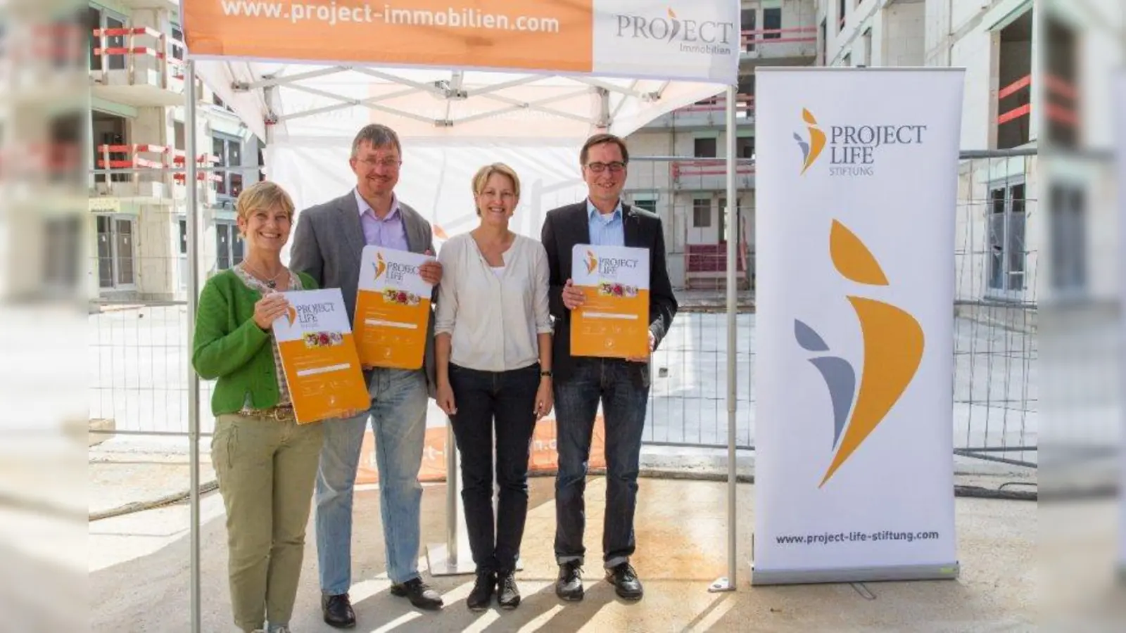 Spendenübergabe der PROJECT Life Stiftung:  v.l.: Elke Prumbach vom Sozialdienst katholischer Frauen e.V., Stadtrat Christian Müller in Vertretung für das Kinderhaus Floßmannstraße e.V., Vorstand der PROJECT Life Stiftung Petra Seeberger und Ulrich Prasser vom Caritas-Zentrum München West und Würmtal (Foto: PROJECT Immobilien)