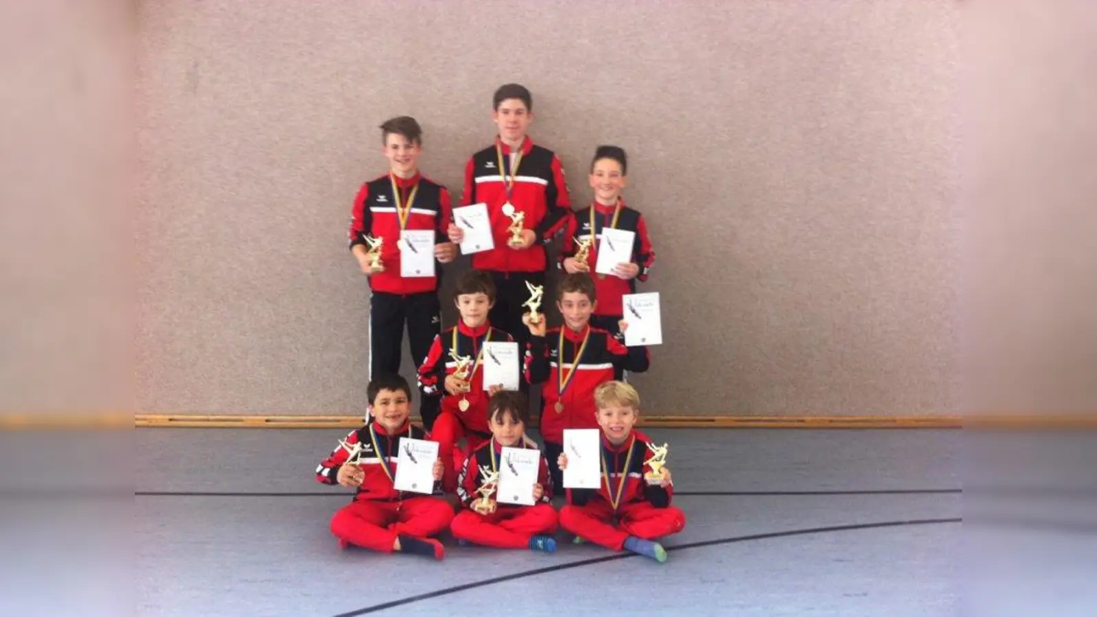 Strahlende Gesichter nach dem ersten Wettkampf (von links oben nach rechts unten): Tobias Lang, Felix Albert, Pirmin Lippl, Jason-Gonzales Hupf, Valentin Ernst, Adam Schröcker, Jan Reiner und Patrick Nemecek. (Foto: TSV)
