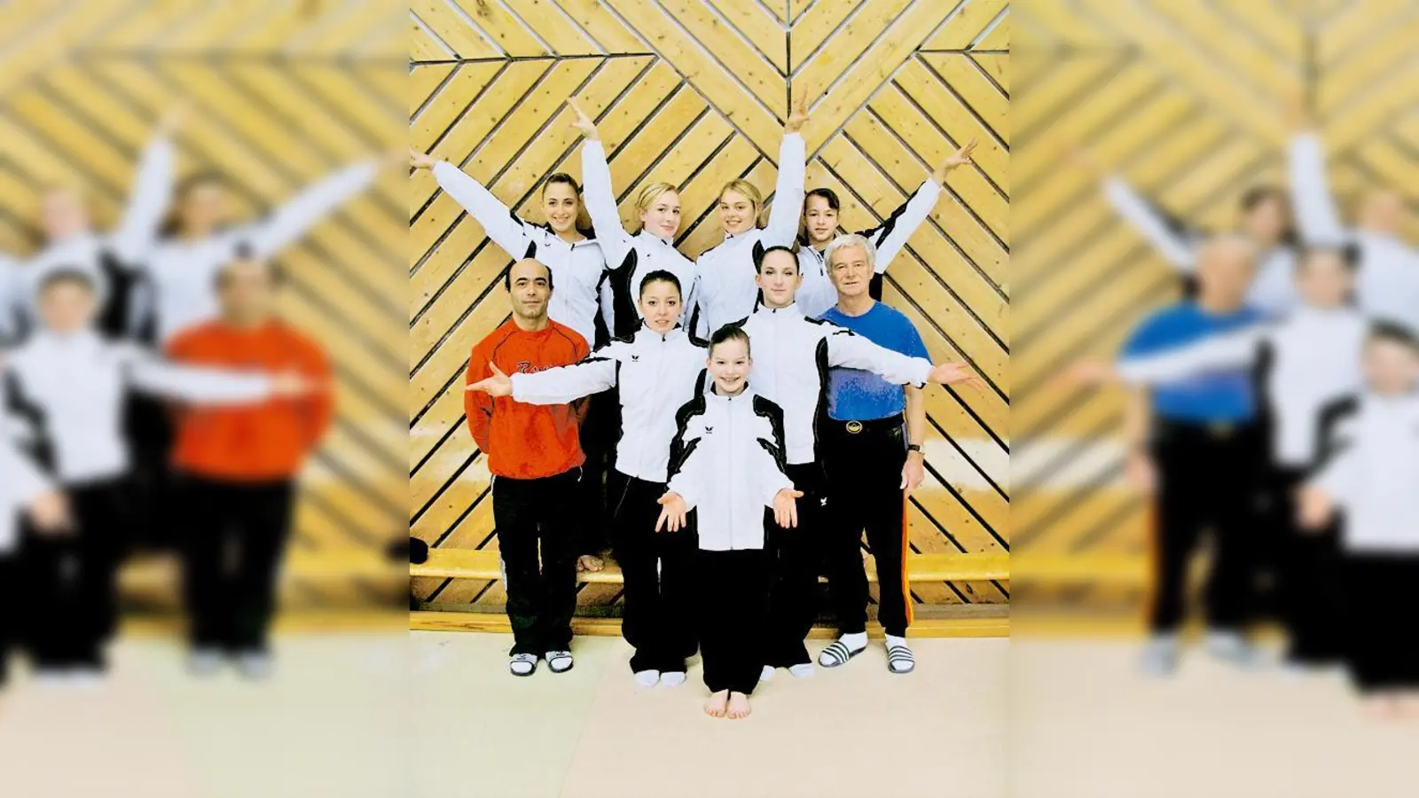 Hinten v.l.n.r.: Jennifer Mierke, Katharina Roche, Maria Roche, Jessica Wanner. Mitte v.l.n.r.: Trainer Magid Saghafi, Nicole Miller, Lina Weinmann, Trainer Siegfried Fülle. Vorne: Toska Markgraf.	 (Foto: VA)