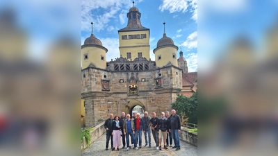 Die Ausflügler des BMW Clubs vor dem Ellinger Tor. (Foto: BMW Club)