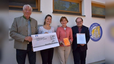 Gustav Huber, “FortSchritt”-Geschäftsführerin Tatijana von Quadt, Barbara Scheitz und “FortSchritt”-Mitarbeiter Herbert Unger (von links) bei der Übergabe der Spende. (Foto: FortSchritt GmbH)