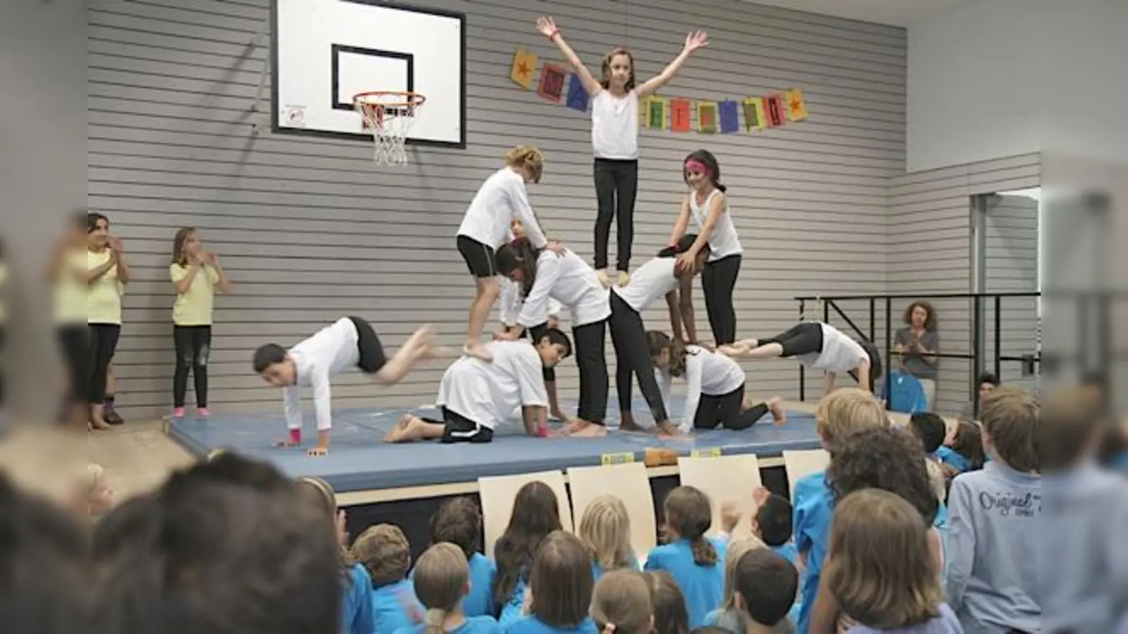 Auftritt der Akrobten beim Sommerfest in der Winthirplatzschule.  (Foto: Thomas Wobido)
