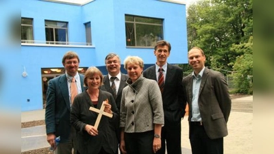 Die neue Kita strahlt leuchtend blau durch die Bäume des Pasinger Stadtpark. „Die Farbe haben Klinikum und Innere Mission beide in ihrem Logo und verbindet daher in besonderer Weise“, so Rosemarie Reichelt. V.l. Christin Müller, Renate Sutterlütte, Günther Bauer, Rosemarie Reichelt, Uwe Gretscher und Thomas Müller. (Foto: US)