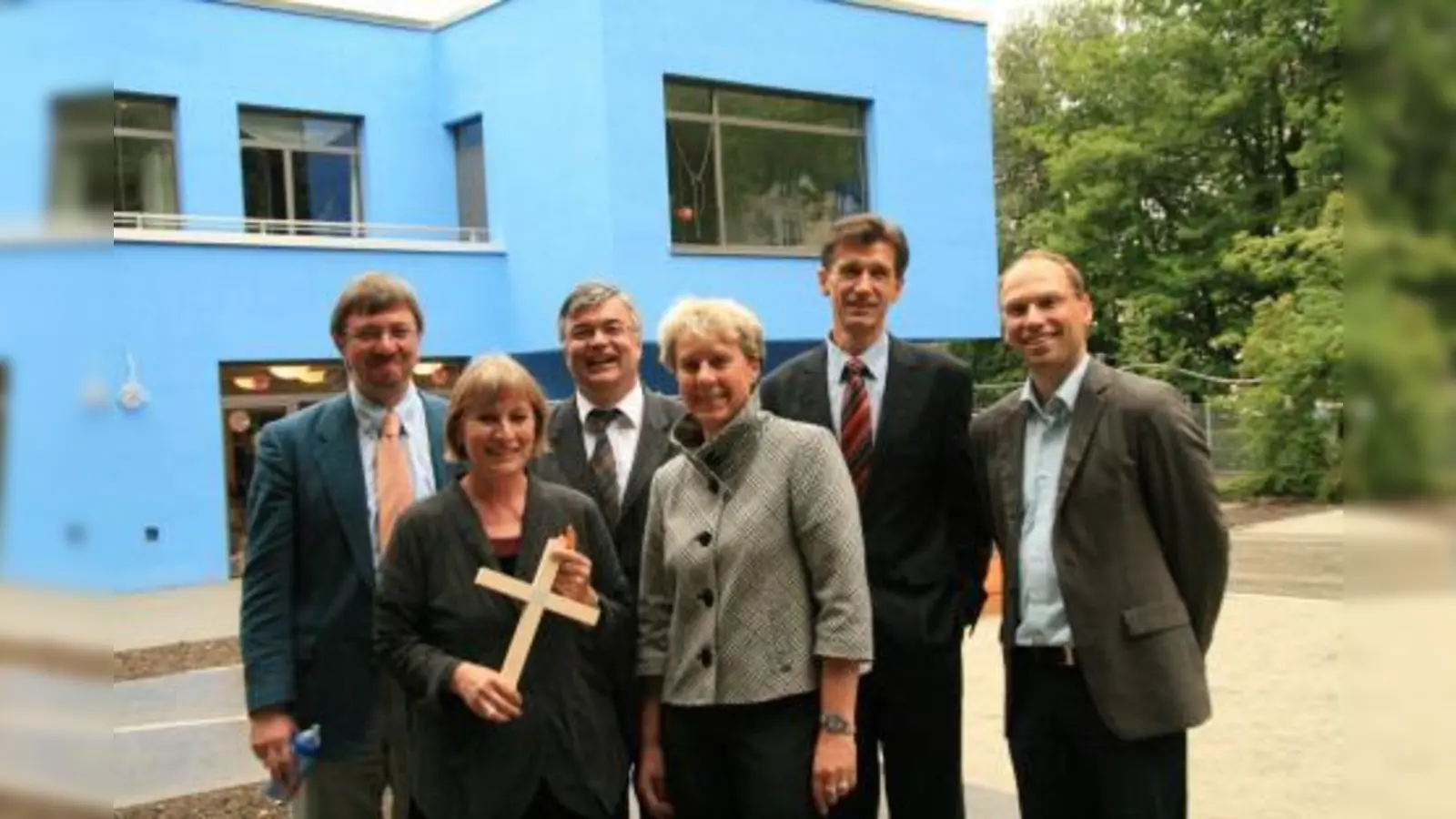 Die neue Kita strahlt leuchtend blau durch die Bäume des Pasinger Stadtpark. „Die Farbe haben Klinikum und Innere Mission beide in ihrem Logo und verbindet daher in besonderer Weise“, so Rosemarie Reichelt. V.l. Christin Müller, Renate Sutterlütte, Günther Bauer, Rosemarie Reichelt, Uwe Gretscher und Thomas Müller. (Foto: US)