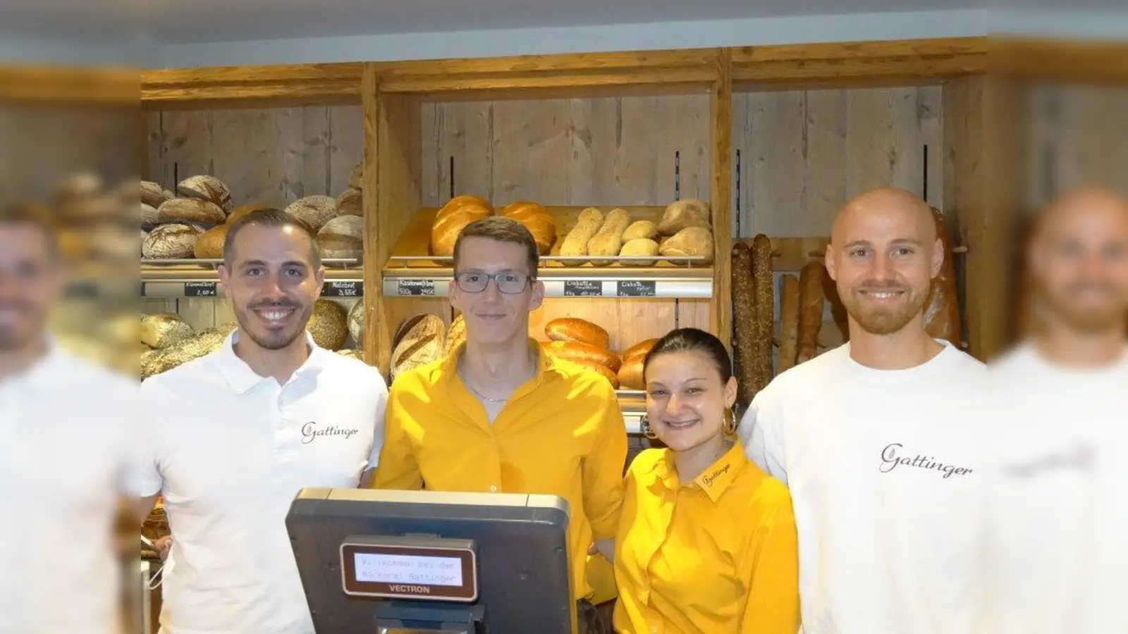 Thomas Reisnecker (links) und Sebastian Lorenz (rechts) mit Ivan Fabry (Bäckereifachverkäufer) und Selma Hajrulhovic (Auszubildende zur Bäckereifachverkäuferin). (Foto: tab)