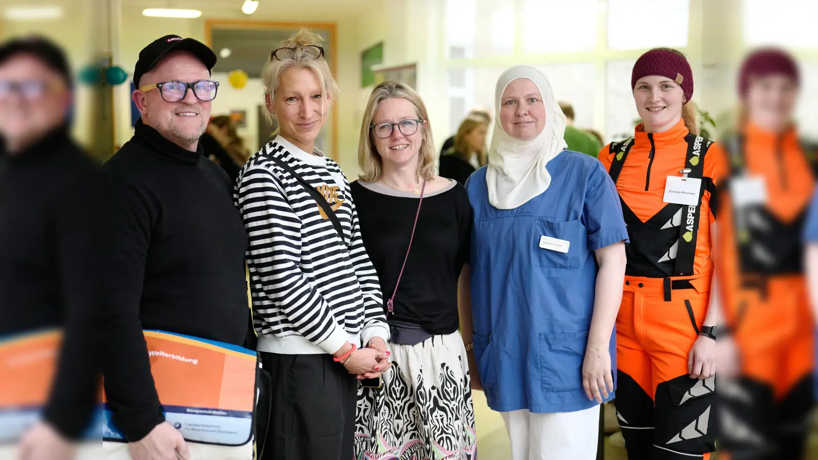 Viel Input für die Schülerinnen und Schüler: v.l. Helmut Gebhard von der Handelskammer, Janika Zylla und Bettina Trippen (AK Berufsmesse), Gesundheits- und Kinderpflegerin Christin Moutafakkir sowie Forstwirtin Simone Brunner. (Foto: Aktion Sonnenschein/ Matthias Kostya)
