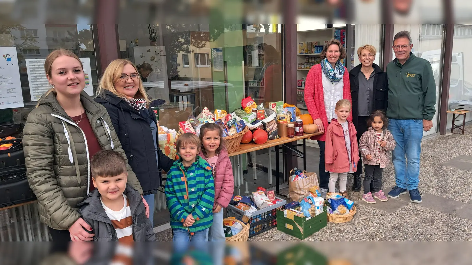 Spende an die Germeringer Tafel: v.l. Sophie Grasl, Marzena Mazurkiewicz, Marion Zistl , Antje Brandl und Wolfgang Winter mit einigen der Kinder. (Foto: © Sozialdienst Germering e.V.)