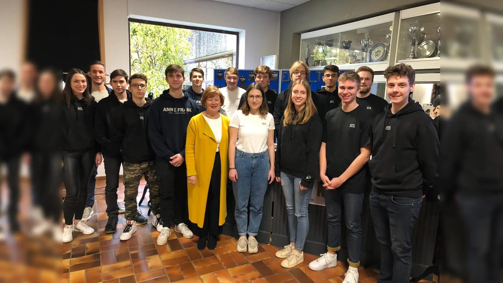 Schulleiterin Helma Wenzl und das P-Seminar Wirtschaft und Recht am Anne-Frank-Gymnasium. (Foto: Michael Kania)