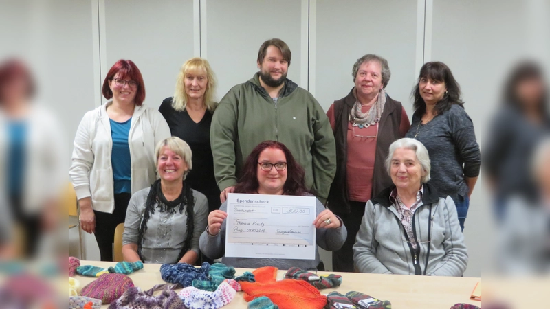 Die Poinger „Wollmäuse“ unterstützen die schwerbehinderte Theresa Kreutz aus Poing mit einem Scheck in Höhe von 300 Euro. (Foto: Verein)