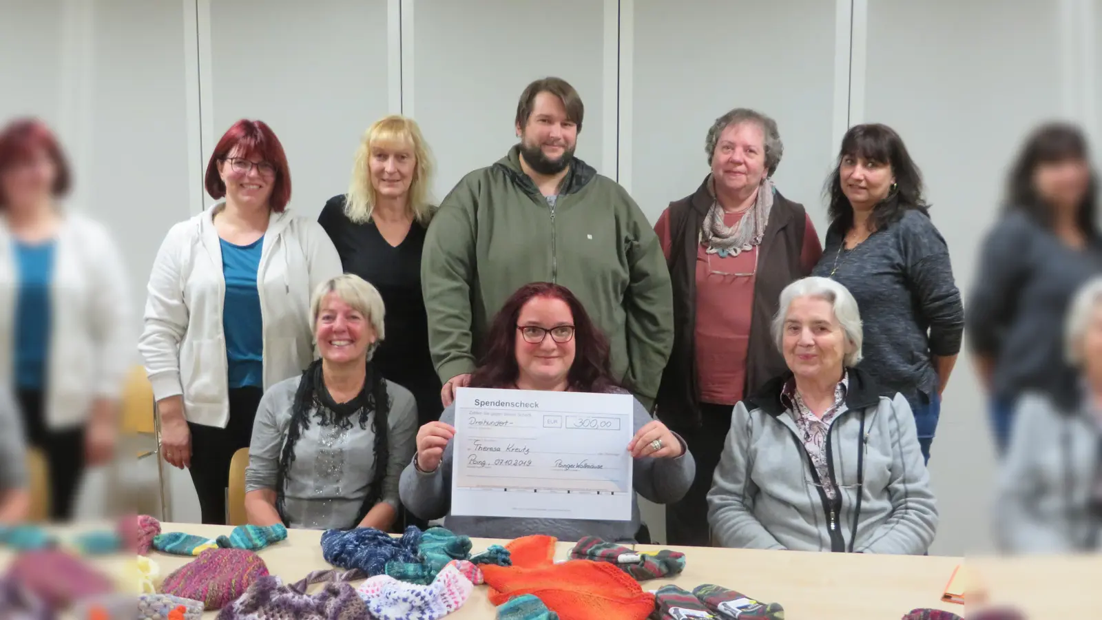 Die Poinger „Wollmäuse“ unterstützen die schwerbehinderte Theresa Kreutz aus Poing mit einem Scheck in Höhe von 300 Euro. (Foto: Verein)