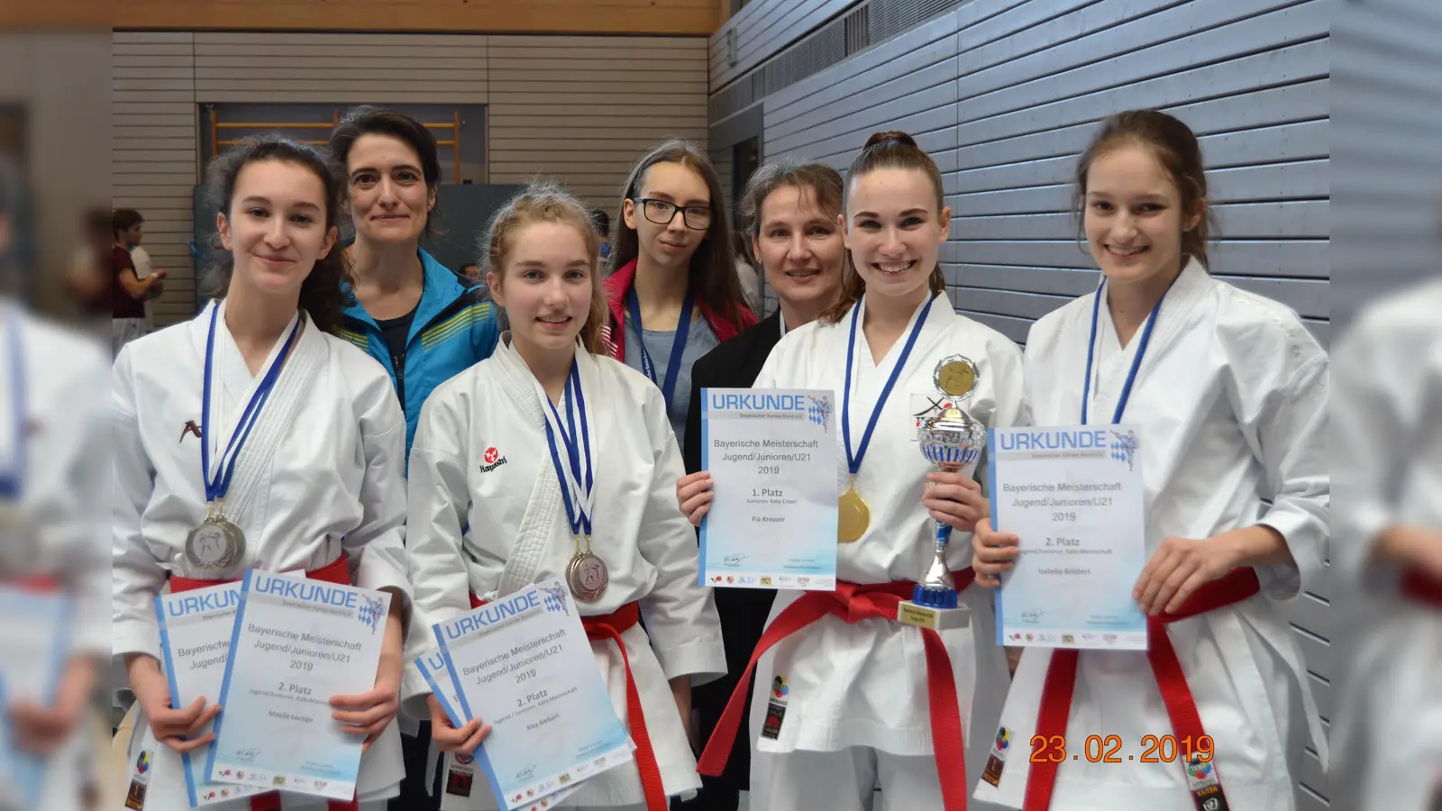 Das Erdinger Karate-Team, hier Maelle Locoge, Elena Grande, Rita Siebert, Katharina Borgs, Irmi Borgs, Pia Kreuzer und Isabella Bobbert (v.li.), hat starke Wettkämpfe abgeliefert.. (Foto: Verein)