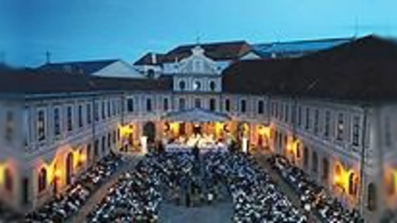 Der Brunnenhof der Residenz von oben. Hier entführen die Jungen Münchner Symphoniker mit ihrer diesjährigen Operngala die Zuschauer auf eine Reise „vom Himmel durch die Welt zur Hölle”. (Foto: Junge Münchner Symphoniker e.V.)