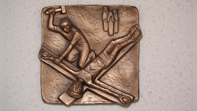 Jesus wird ans Kreuz genagelt: Station des Kreuzwegs in St. Stephan. (Foto: job)