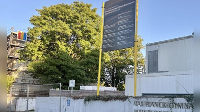 Gleich am Schultor entsteht ein neuer, viergeschossiger Pavillon für Physik, Biologie, Chemie und Kunst. (Foto: Ulrike Seiffert)