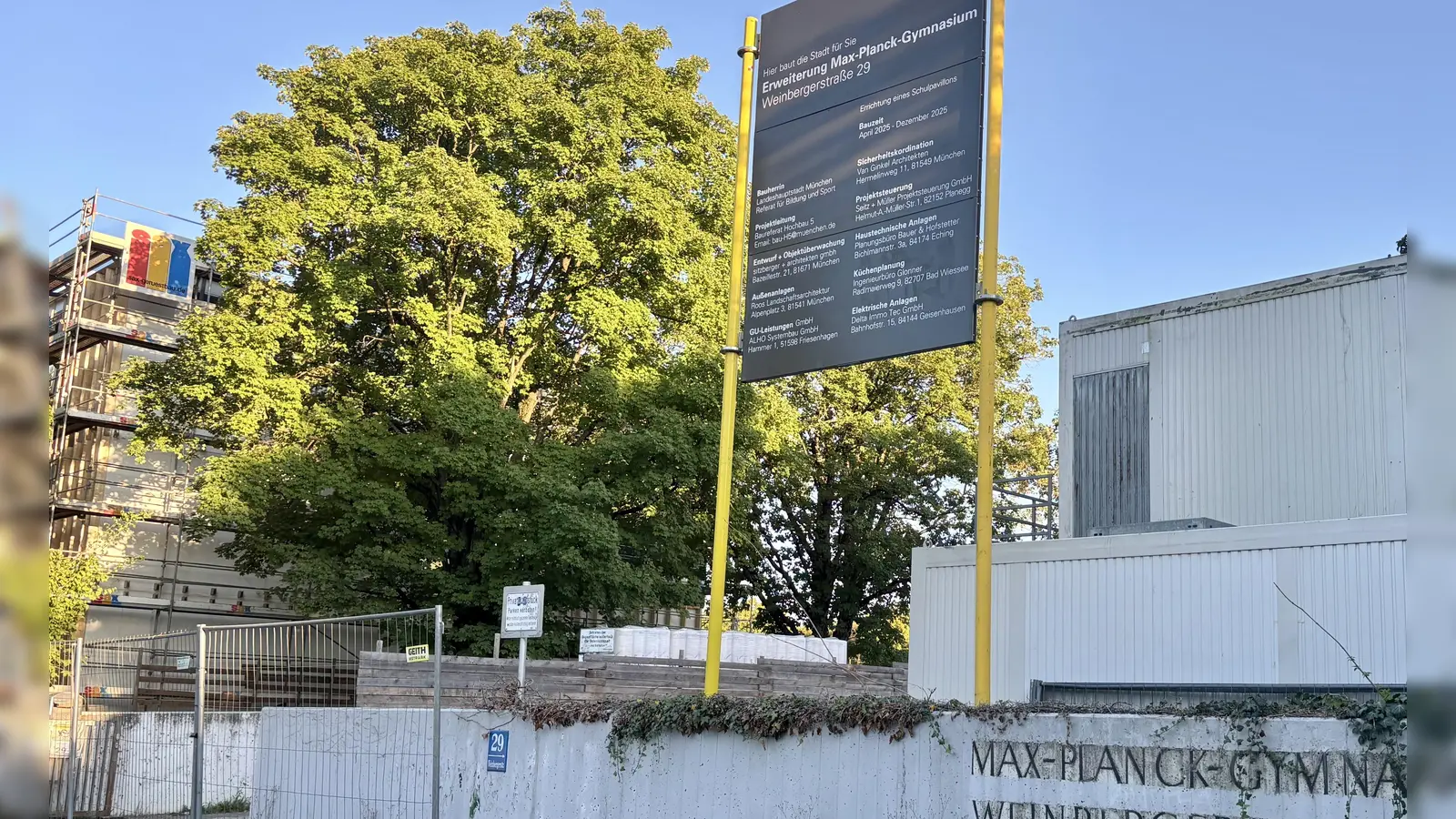 Gleich am Schultor entsteht ein neuer, viergeschossiger Pavillon für Physik, Biologie, Chemie und Kunst. (Foto: Ulrike Seiffert)