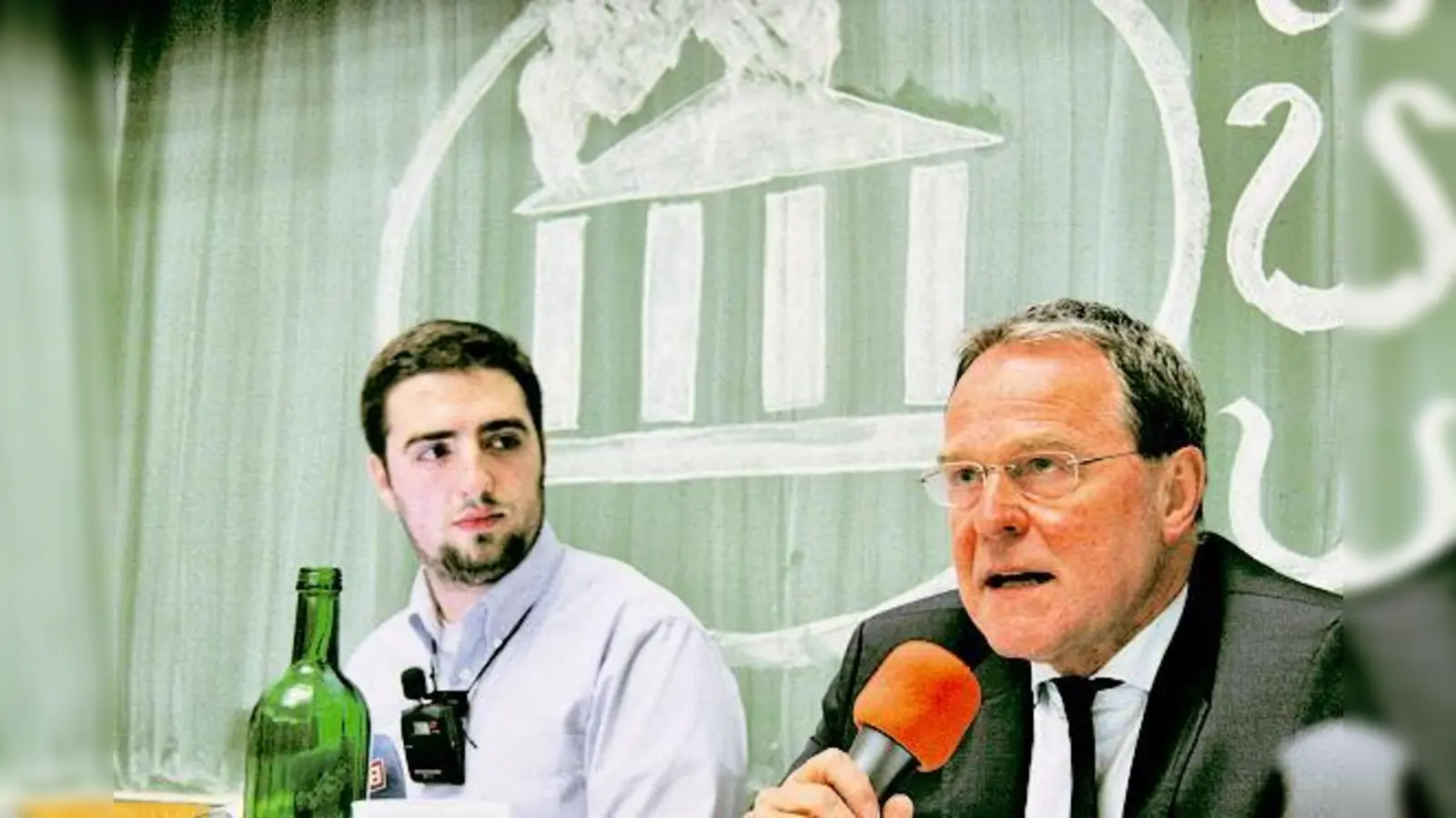 Minister Wolfgang Heubisch (r.) stellte sich am Montag den Studenten im Audimax. (Foto: qs)