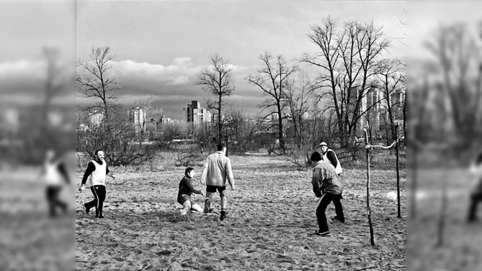 Kicken verbindet: In der Mohr-Villa in Freimann werden gesammelte Fußball-Eindrücke aus den EM-Gastländern Polen und Ukraine gezeigt.	 (Foto: Kirill Golovchenko)