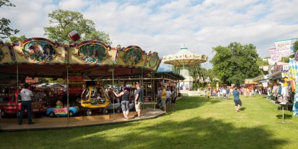 Das Magdalenenfest im Hirschgarten lockt mit Fahrgeschäften und kulinarischen Köstlichkeiten. (Foto: BLV)