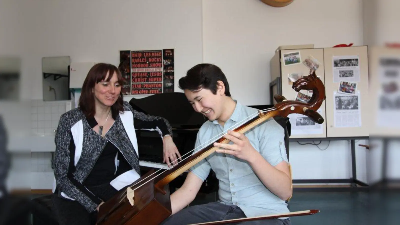 Telgun aus dem mongolischen Ulan-Bator ist für ein Jahr Gastschüler am Kurt-Huber-Gymnasium. Die traditionelle Pferdekopfgeige brachte er aus seiner Heimat mit. Musiklehrerin Isabell Schlicht gab ihm die Möglichkeit für Duette im Unterricht. (Foto: us)