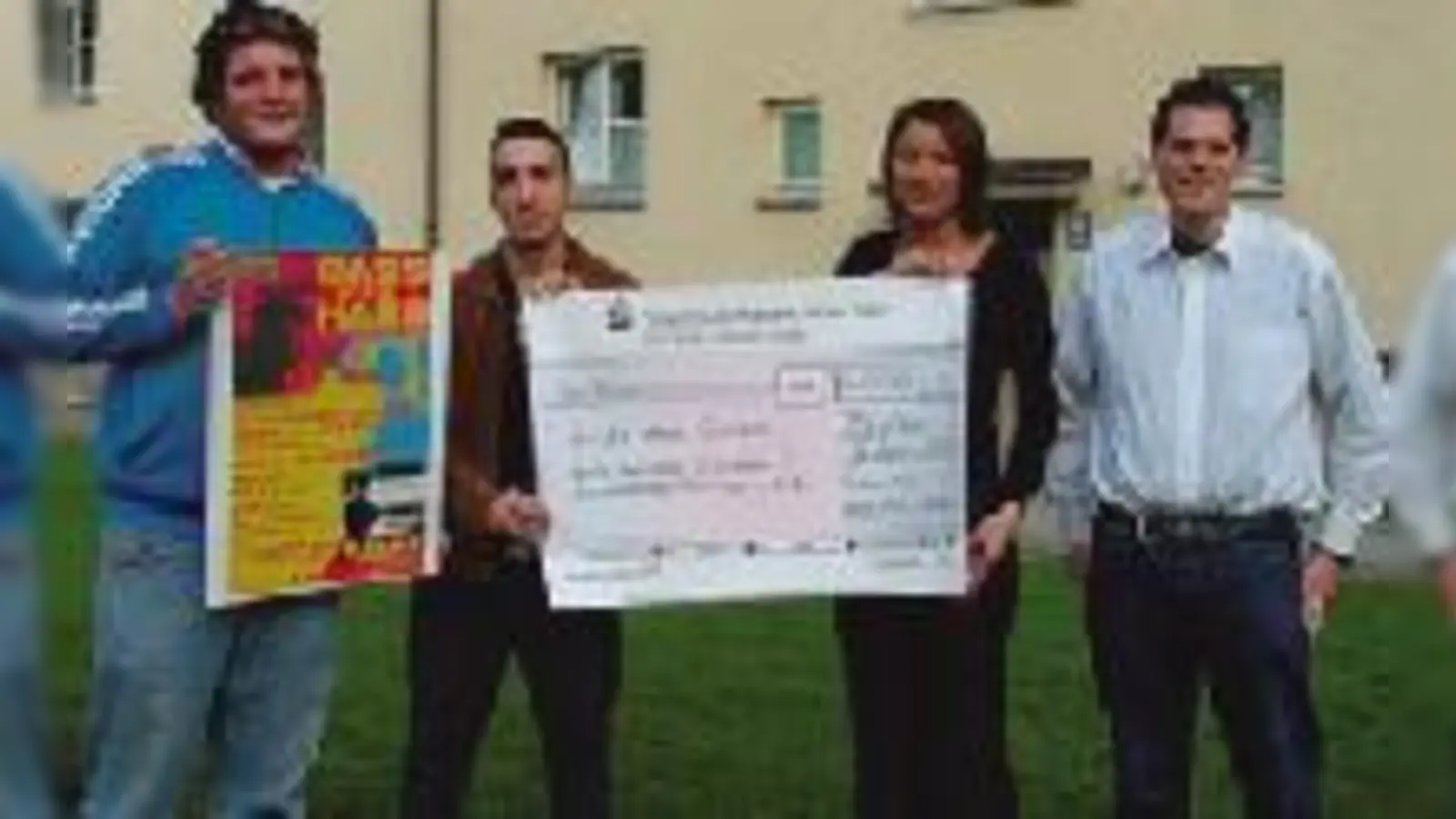 4.000 Euro Erlös für die gute Sache: v.l.n.r. Kai Salzmann, Toni Gioviale, Katharina Bernlechner (Ärzte<br><br>ohne Grenzen), Mark Salzmann.	 (Foto: Privat)