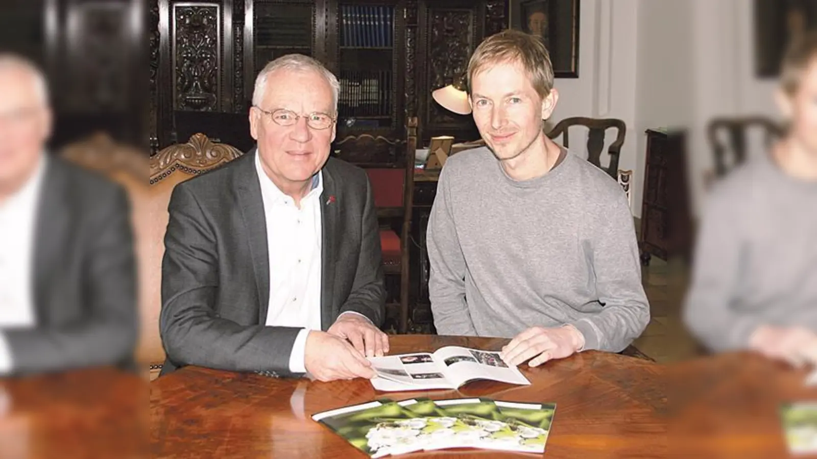 Bürgermeister Walter Brilmayer und Andreas Puhr vom Museum stöbern im neuen Programm.	 (Foto: Stadt Ebersberg)