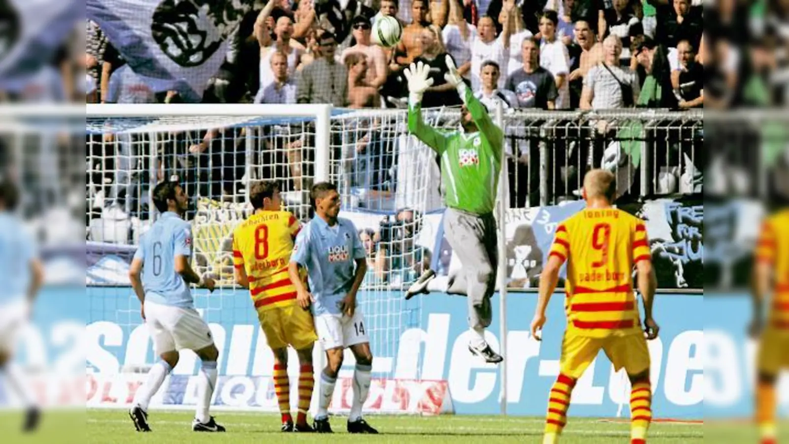 Auch der agile Gabor Kiraly konnte die Niederlage gegen den SC Paderborn nicht verhindern (Szene aus dem Hinspiel).	  (Foto: Anne Wild)