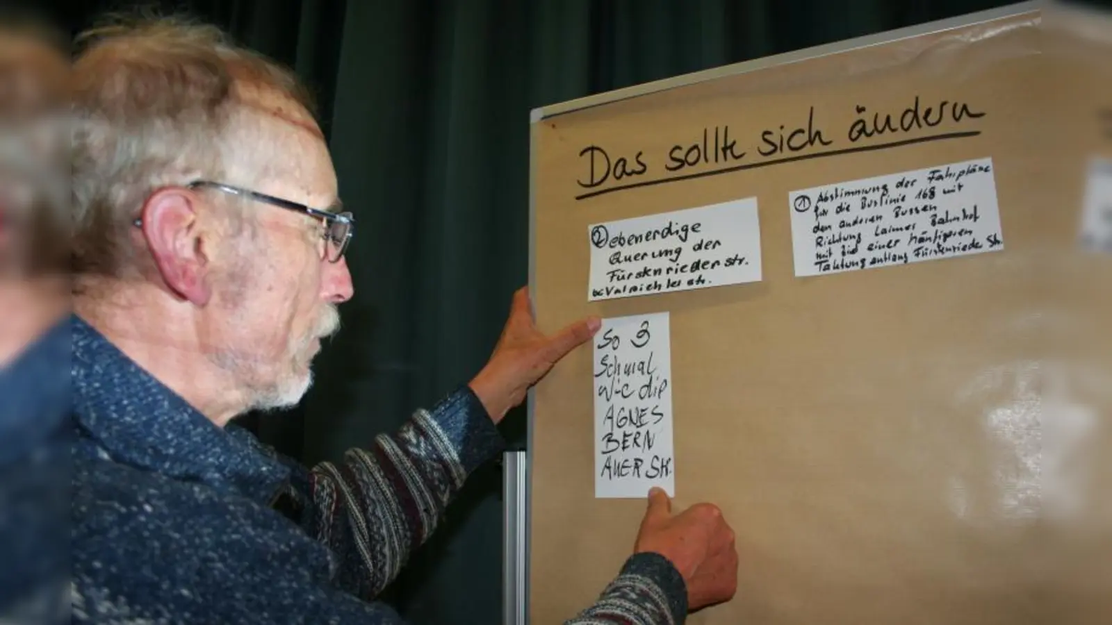 Peter Wührl heftete, wie andere Laimer, seinen „Wunschzettel” an eine Pinn-Wand. Er wünscht sich die Fürstenrieder Straße so schmal wie die Agnes-Bernauer-Straße. Dann könnten die Leute dort menschenwürdig wohnen und leben, sagt er. (Foto: tg)