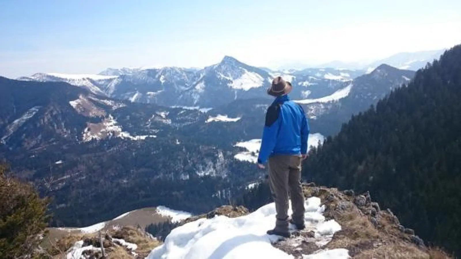 Der Ausblick von der Wasserwand macht schon was her. Am felsigen Grat ist Trittsicherheit und Schwindelfreiheit vom Vorteil.	 (Foto: Stefan Dohl)