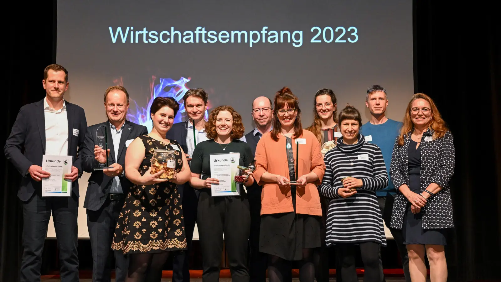 Die Preisträgerinnen und Preisträger des diesjährigen Unternehmerpreises (Initiative Poing Unverpackt eG/bunte bOHNe Unverpacktladen mit Café, Schreinerei Rumpfinger GmbH und Canon Production Printing Germany GmbH &amp; Co. KG) mit Landrat Robert Niedergesäß und der Vorsitzenden des IHK-Regionalausschusses Sonja Ziegeltrum. (Foto: Tobias Hase)