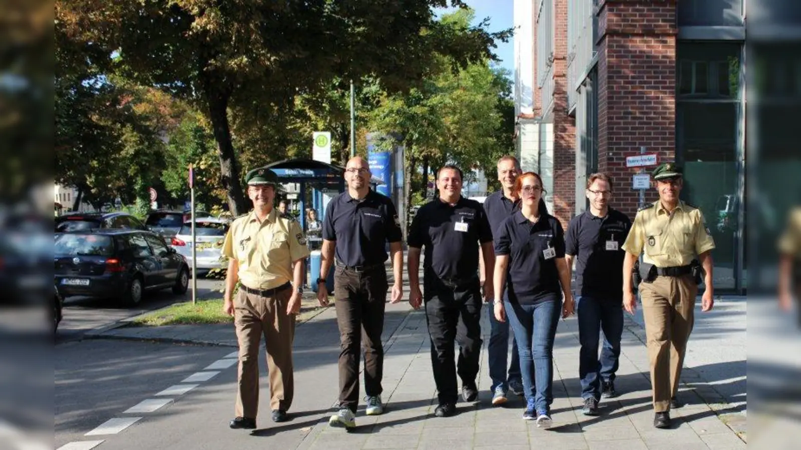 Johann Zinkl (l.), Leiter der Polizeiinspektion Neuhausen (PI 42), und sein Kollege Thomas Sorgalla (r.) zusammen mit dem Mitarbeitern der Sicherheitswacht Christoph Renner (2.v.l.), Stefan Sigl (3.v.l.), Peter Rickheit (4.v.l.), Silke Kreß und Joahnn Scherer. Es fehlt Wolfgang Appel. (Foto: sb)
